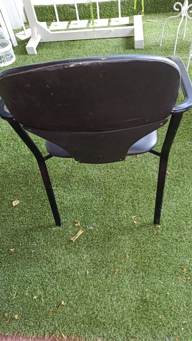 Silla patas metálicas y asiento negro