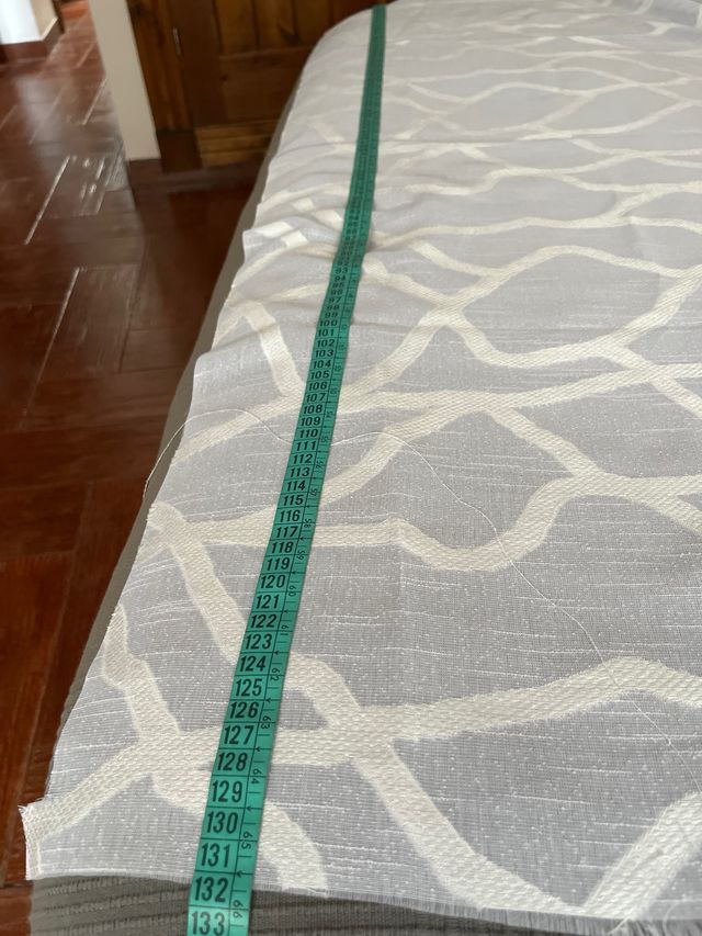 Pieza de tela blanca con dibujo en relieve