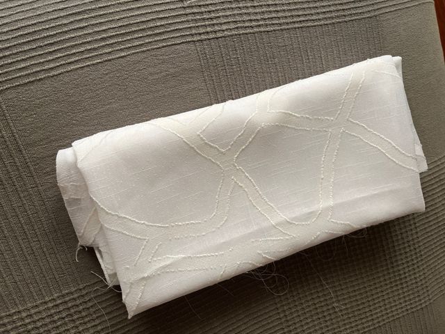 Pieza de tela blanca con dibujo en relieve