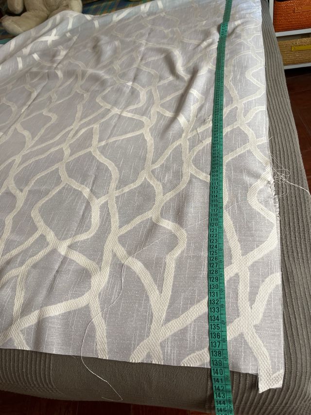 Pieza de tela blanca con dibujo en relieve