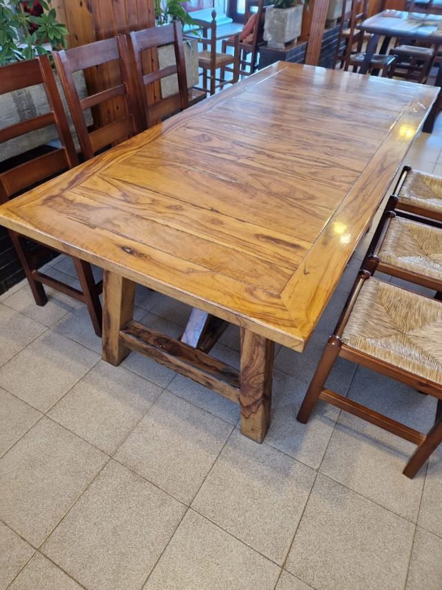 Mesa de olivo maciza