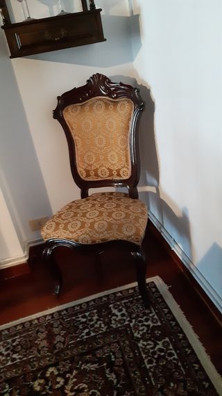 4 Sillas antiguas (de 200años aproximadamente)