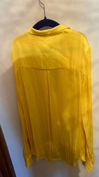 Blusa amarilla Stradivarius