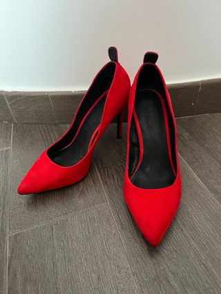 Zapatos de tacón rojos