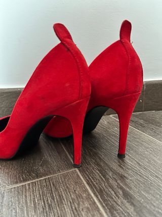 Zapatos de tacón rojos