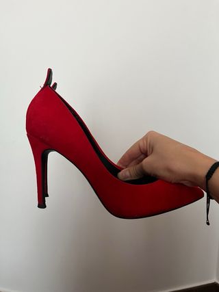 Zapatos de tacón rojos