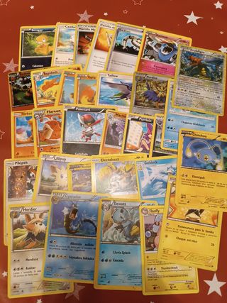 Lote de Cartas Pokemon en caja metálica