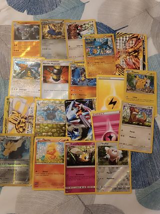 Lote de Cartas Pokemon en caja metálica