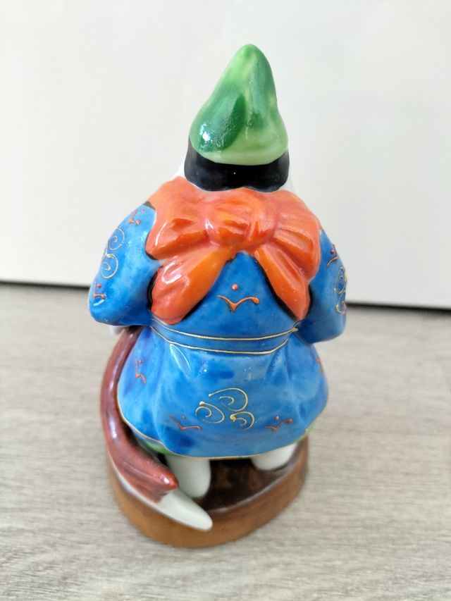 Pescador buda kutani japonés con pez