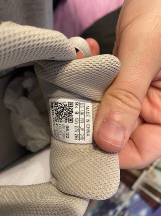 Se venden Yeezy boost 700 V2  TEPHRA