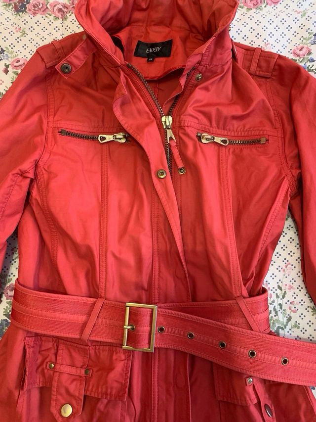 Chaqueta Elogy color coral.