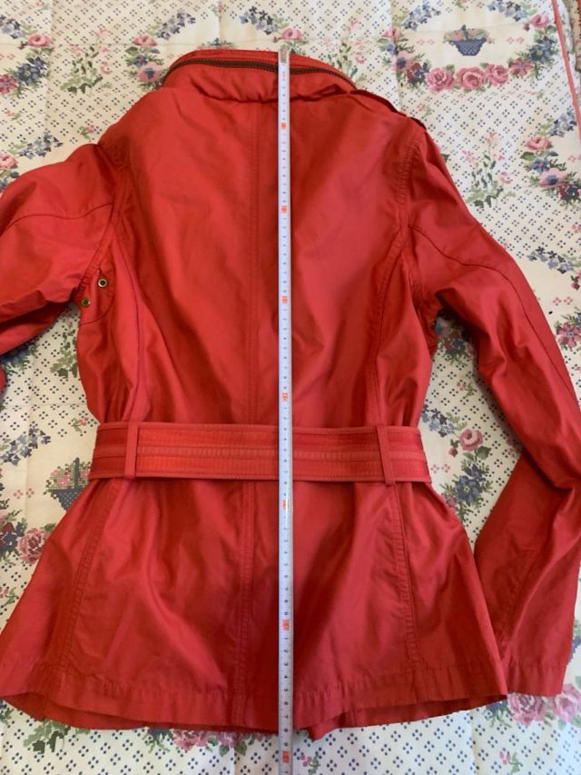 Chaqueta Elogy color coral.