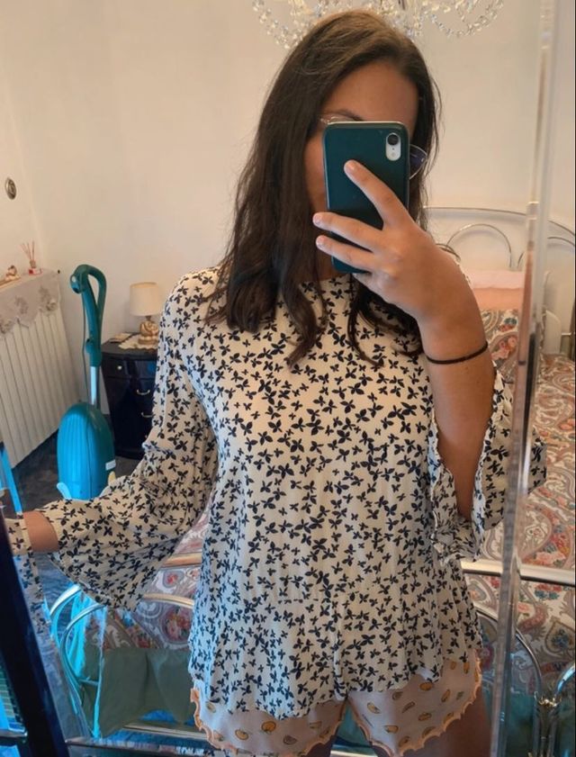 Camicia/maglia bianca con farfalle blu