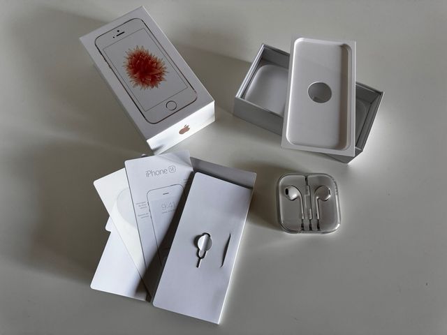 Caja vacía y auriculares iPhone SE