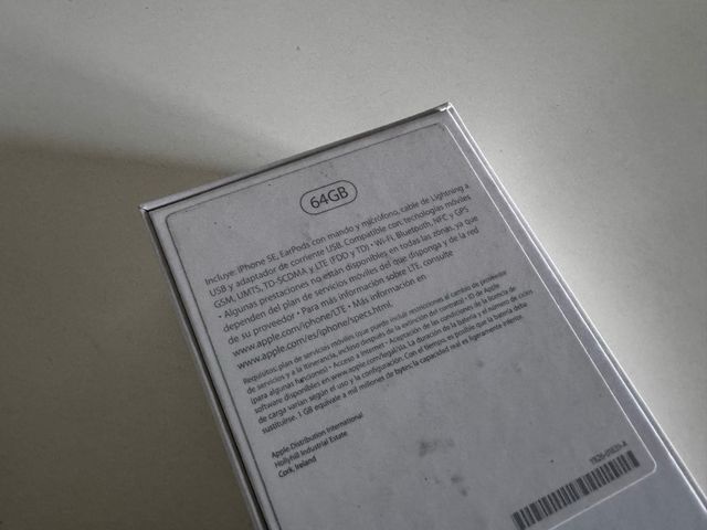 Caja vacía y auriculares iPhone SE