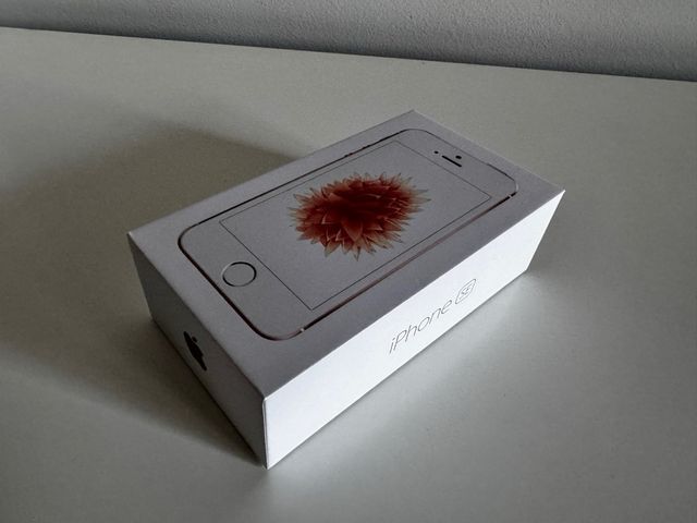 Caja vacía y auriculares iPhone SE