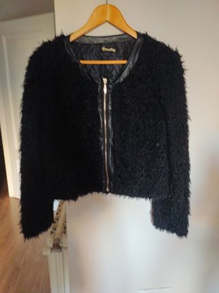 Chaqueta de pelo sintético negra de chi