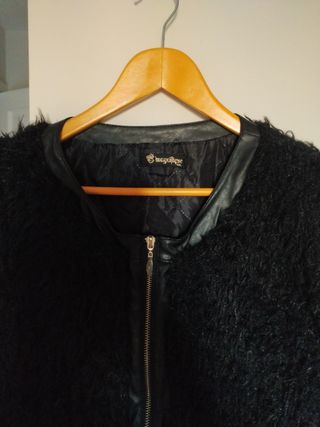 Chaqueta de pelo sintético negra de chi