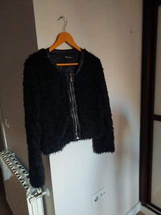 Chaqueta de pelo sintético negra de chi