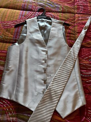 chaleco y corbata ceremonia