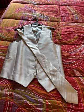 chaleco y corbata ceremonia