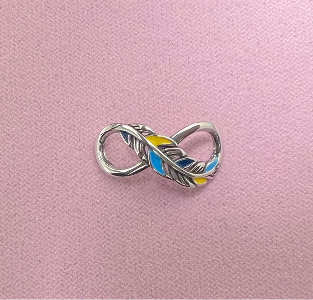 Charm Símbolo del Infinito con pluma