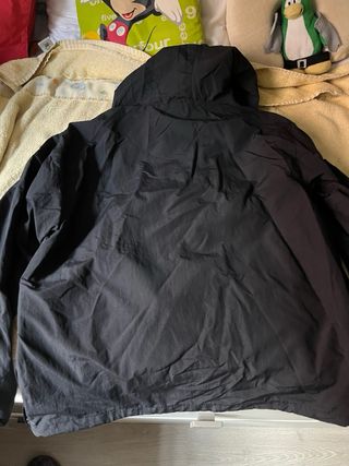 chaqueta impermeable pull and bear