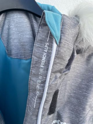 Chaquetón nieve y guantes.