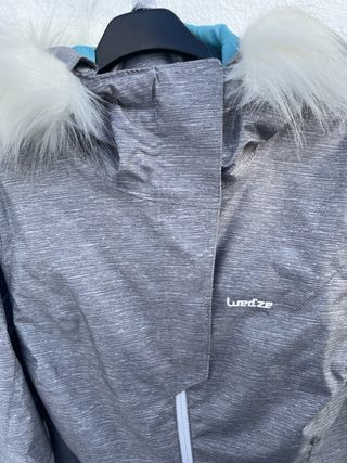 Chaquetón nieve y guantes.