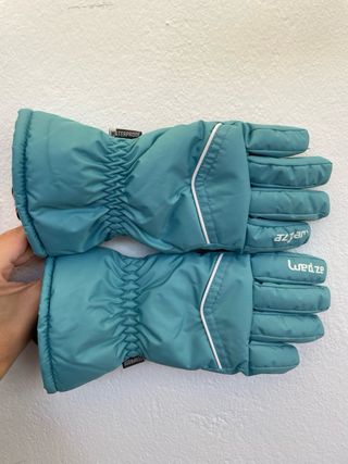 Chaquetón nieve y guantes.