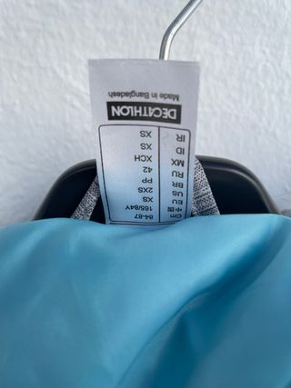 Chaquetón nieve y guantes.