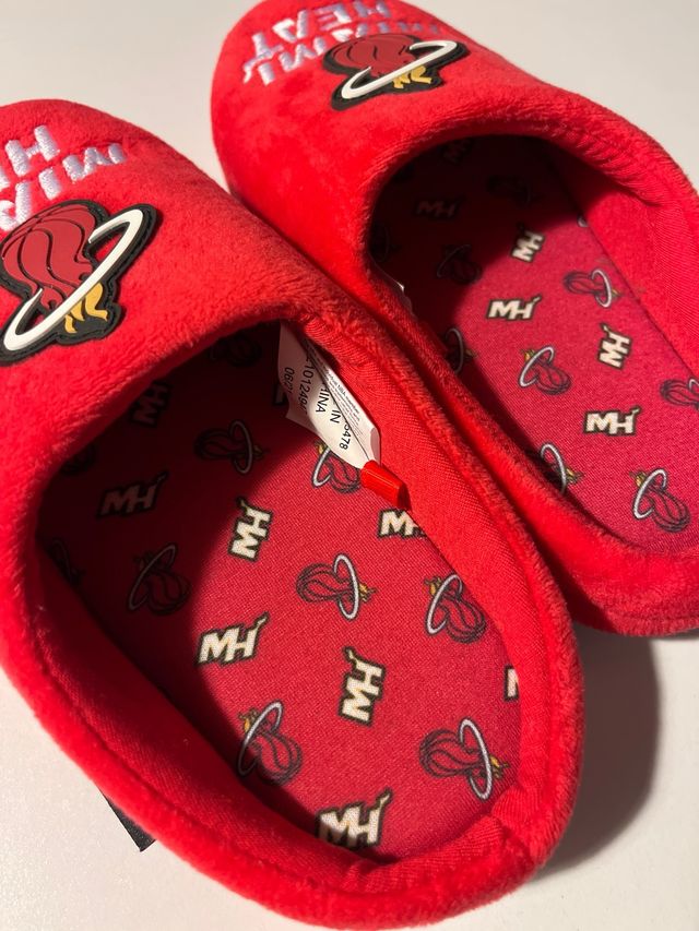 Zapatillas estar casa niño. SIN USAR