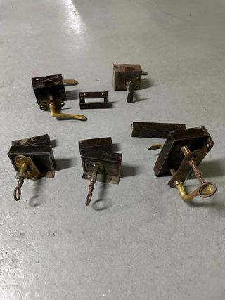 Cerraduras antiguas de hierro y laton para puertas