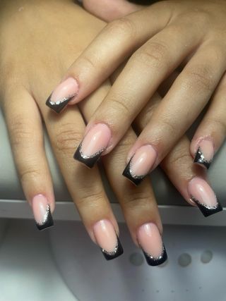 Masajes, lifting de pestañas, uñas, perdicura