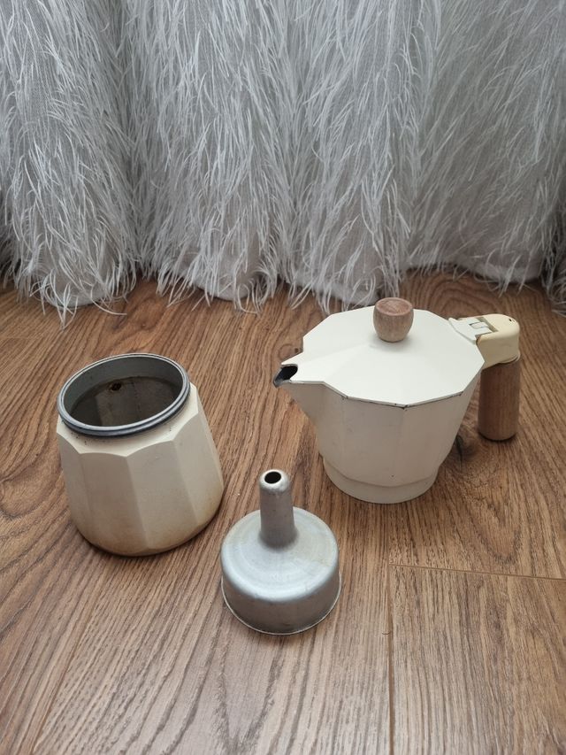 Cafetera color crema 6 tazas