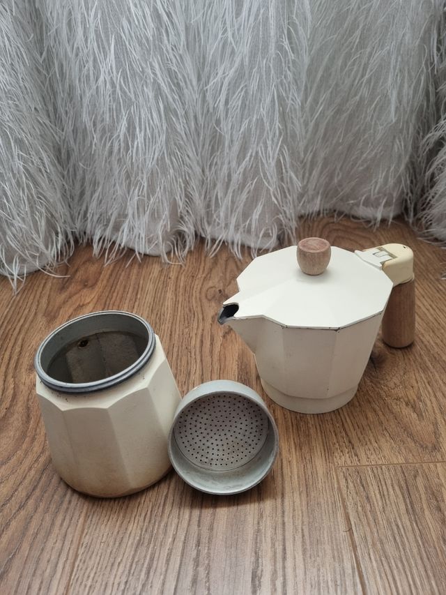 Cafetera color crema 6 tazas