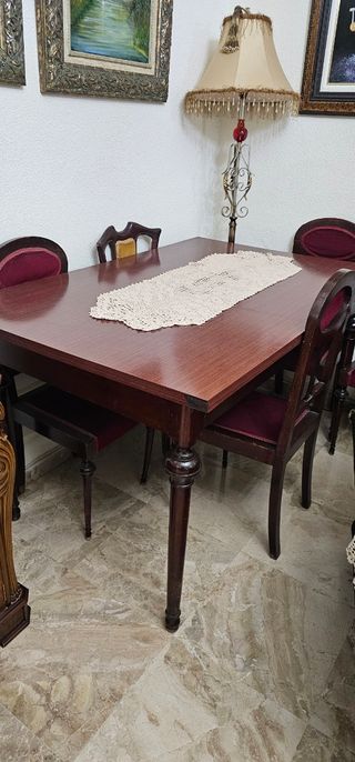 Mesa Salon y sillas antiguas