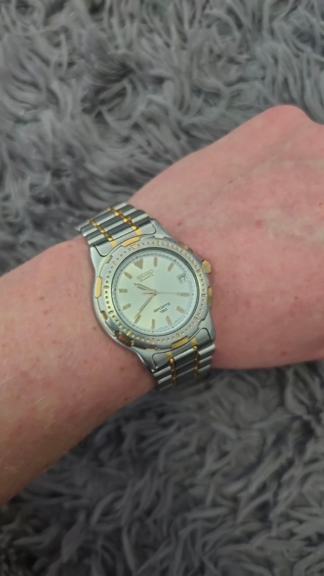 Reloj Seiko Sports 150 quartz Japón 7N42 dorado