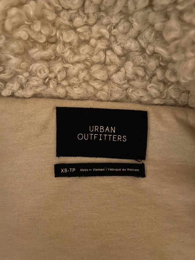 abrigo de borreguito talla S de Urban Outfiters