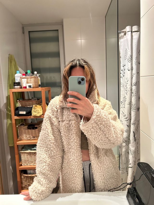 abrigo de borreguito talla S de Urban Outfiters