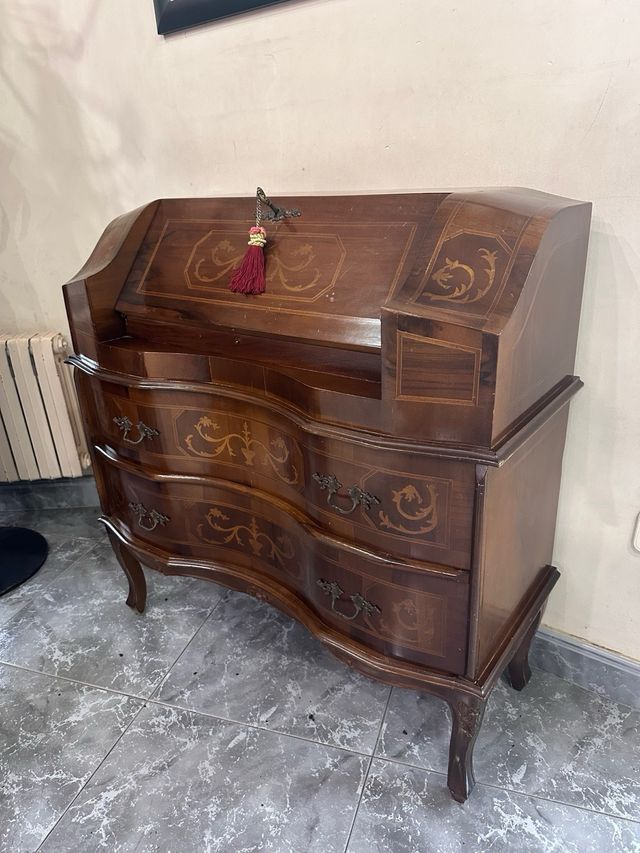 mueble clásico escritorio acabado en Nogal