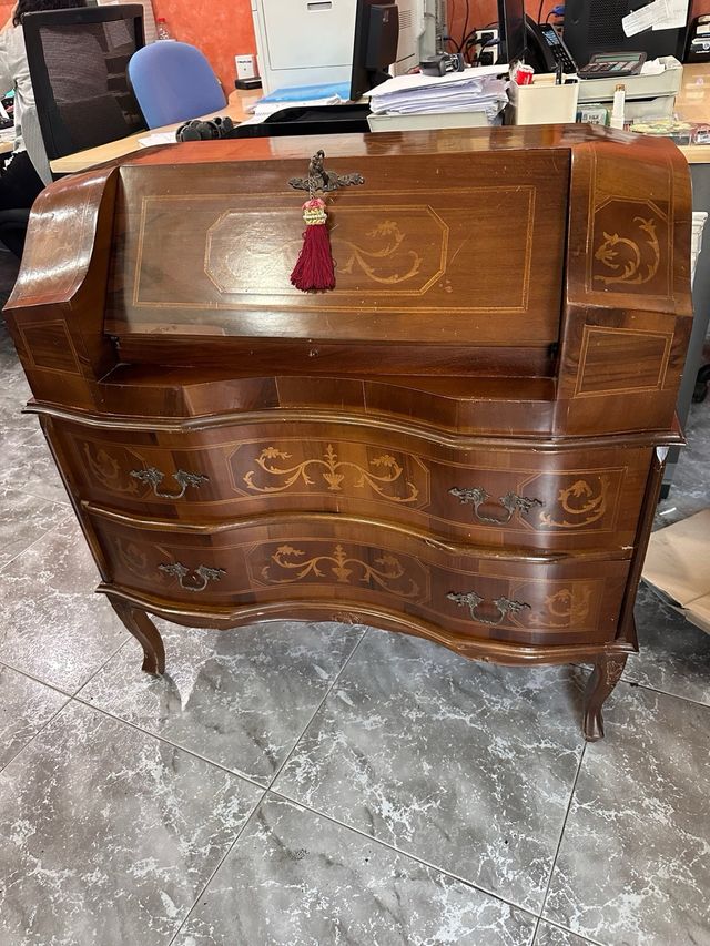 mueble clásico escritorio acabado en Nogal