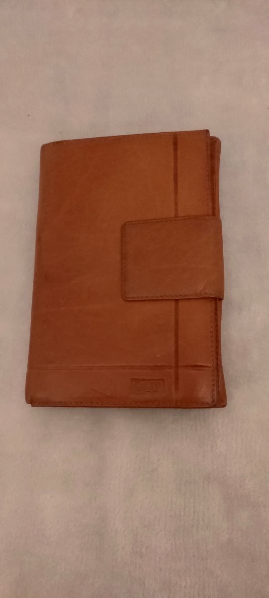 Carteras de mujer en piel.