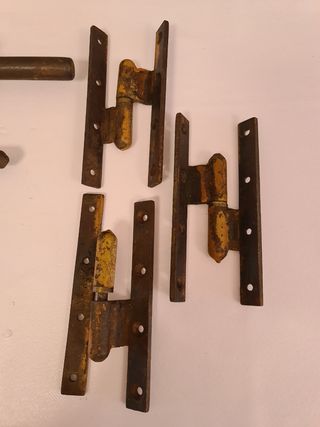 Lote de cerrojos y bisagras, antiguos.