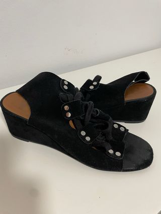 Sandalias ante Bimba y Lola