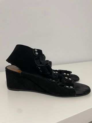 Sandalias ante Bimba y Lola