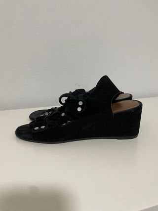 Sandalias ante Bimba y Lola