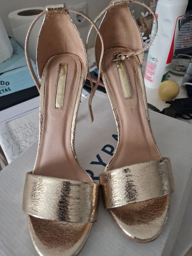 Zapatos tacón dorados
