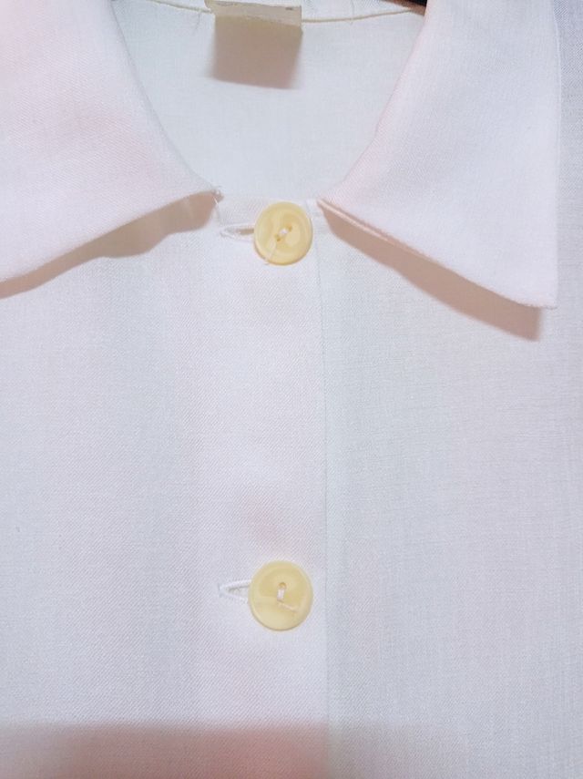 Camisa color blanco roto de manga corta.