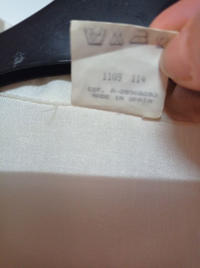 Camisa color blanco roto de manga corta.